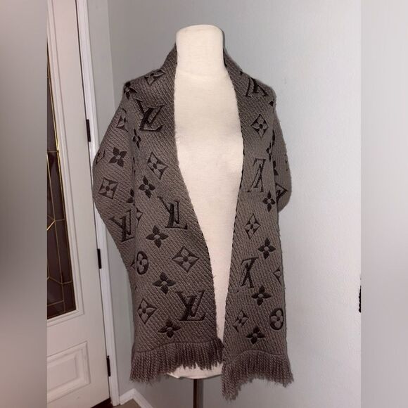 Used in great conditin logomania Lv scarf Monogram - Picture 1 of 7